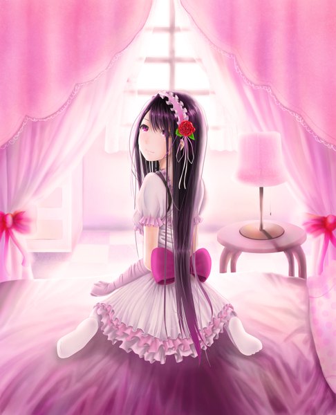Аниме картинка 1200x1480 с оригинальное изображение kentaurosu один (одна) длинные волосы высокое изображение чёрные волосы розовые глаза оглядывается цветок в волосах образ лолиты девушка платье перчатки украшения для волос высокие перчатки повязка на волосы кровать