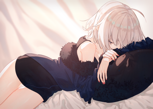 Anime-Bild 1450x1036 mit fate (series) fate/grand order jeanne d'arc (fate) (all) jeanne d'arc alter (fate) nakaba (mode) single fringe short hair bare shoulders silver hair ahoge lying eyes closed nail polish off shoulder bare legs fur trim thigh gap on side sleeping