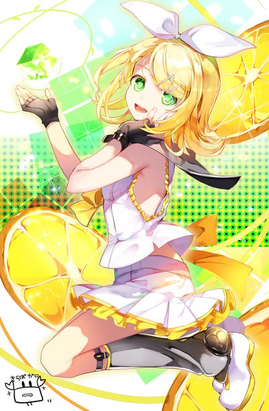 イラスト 1000x1529 と ボーカロイド 鏡音リン kagamine rin (vocaloid4) きらばがに ソロ 長身像 カメラ目線 短い髪 開いた口 金髪 緑の目 signed 全身 bent knee (knees) pleated skirt sleeveless turning head happy jumping hand on face