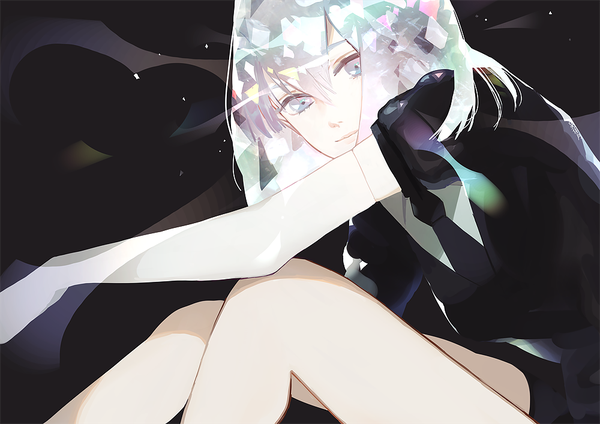 Anime picture 1000x707 with houseki no kuni diamond (houseki no kuni) yueko (jiayue wu) single looking at viewer fringe short hair hair between eyes sitting silver hair black background silver eyes androgynous gloves necktie elbow gloves white gloves