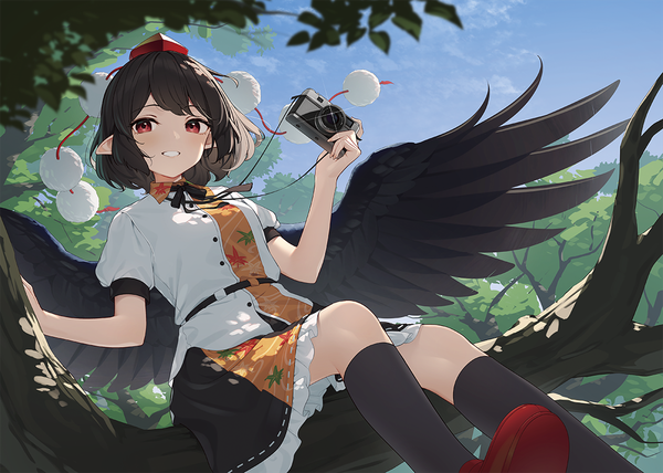 Anime picture 1152x822 with touhou shameimaru aya kanpa (campagne 9) single looking at viewer short hair smile red eyes brown hair sitting holding outdoors sparkle from below grin black wings tree sitting girl plant (plants) wings