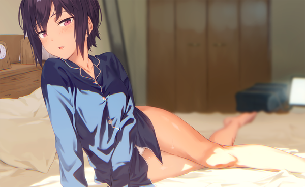 Anime picture 1600x983 with original kinta (distortion) single looking at viewer blush fringe short hair open mouth light erotic hair between eyes red eyes wide image sitting payot purple hair full body bent knee (knees) indoors barefoot blurry