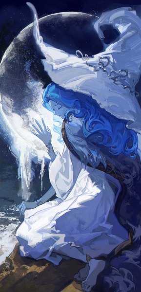 イラスト 800x1659 と エルデンリング 魔女ラニ satsuya ソロ 長髪 長身像 座る 青い髪 全身 eyes closed 割座 女の子 ドレス 帽子 白いドレス 月 魔法の帽子 満月