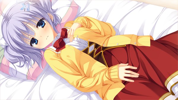 Anime picture 1280x720 with amairo islenauts yuzusoft shiraga airi muririn single looking at viewer blush short hair blue eyes wide image twintails game cg silver hair on back short twintails girl hair ornament ribbon (ribbons) pillow bed