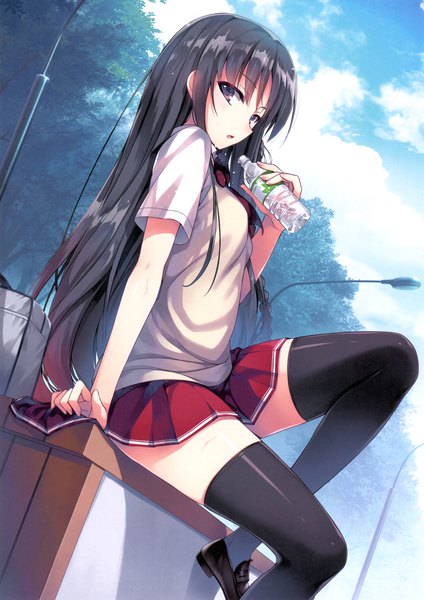 Anime-Bild 2432x3439 mit youkoso jitsuryoku shijou shugi no kyoushitsu e horikita suzune tomose shunsaku single long hair tall image looking at viewer fringe highres black hair purple eyes holding sky cloud (clouds) bent knee (knees) outdoors pleated skirt arm up scan arm support