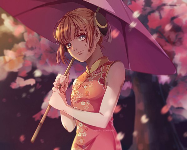 Anime-Bild 1000x800 mit gintama sunrise (studio) kagura (gintama) tanako (645316096) single looking at viewer fringe short hair blue eyes bare shoulders holding signed upper body traditional clothes head tilt light smile wind orange hair cherry blossoms floral print