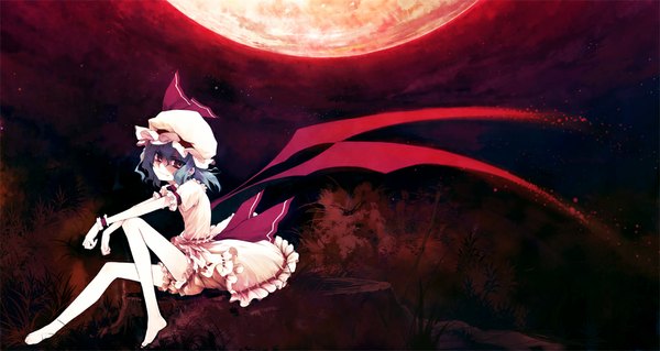 Аниме картинка 1000x533 с touhou ремилия скарлет chinchickrin один (одна) смотрит на зрителя короткие волосы улыбка красные глаза широкое изображение синие волосы босиком ночь красная луна девушка крылья луна чепчик полная луна панталоны пень