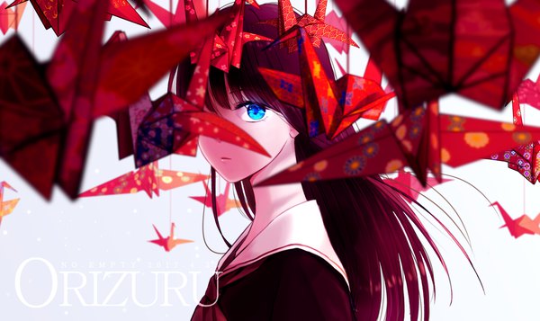 イラスト 2000x1190 と オリジナル szu lin (no.empty) ソロ 長髪 カメラ目線 前髪 highres 青い目 simple background 茶色の髪 wide image upper body inscription grey background floating hair covering eye (eyes) 女の子 制服 セーラー服 折り紙