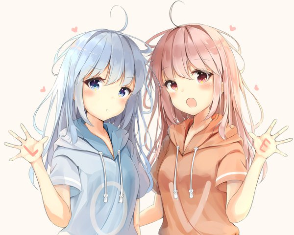 Anime-Bild 1247x1000 mit original sashima long hair looking at viewer blush fringe open mouth blue eyes simple background hair between eyes red eyes standing multiple girls blue hair pink hair upper body head tilt short sleeves siblings twins