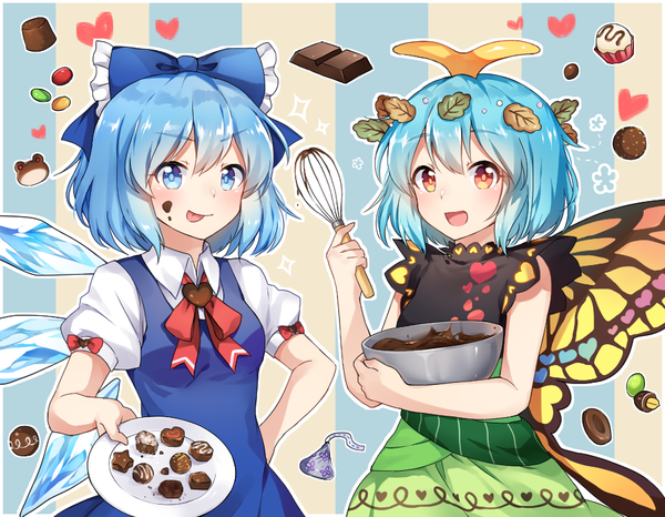 イラスト 900x700 と 東方 チルノ エタニティラルバ キャラメル 赤面 前髪 短い髪 青い目 hair between eyes 赤い目 multiple girls holding 青い髪 upper body puffy sleeves 腰に手 バレンタイン insect wings striped background butterfly wings