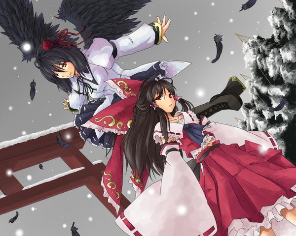 イラスト 1280x1024 と 東方 博麗霊夢 射命丸文 長髪 短い髪 赤い目 和服 dutch angle snowing winter 雪 巫女 女の子 スカート リボン 翼 羽 スカートセット 鳥居