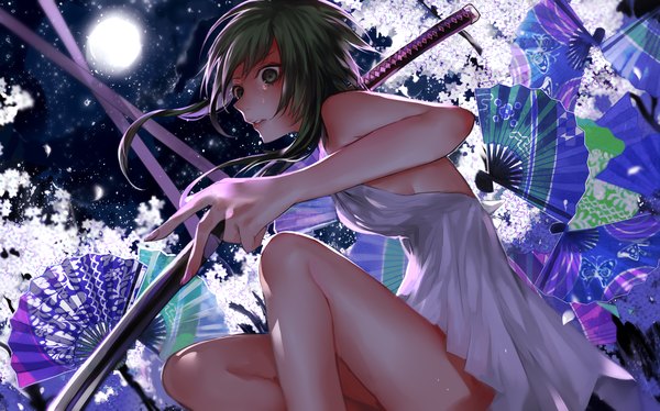 イラスト 1500x937 と ボーカロイド gumi tcb (pixiv) ソロ 短い髪 wide image 肩出し 緑の目 green hair night 涙 女の子 ドレス 武器 花弁 剣 日本刀 月 サラファン 扇