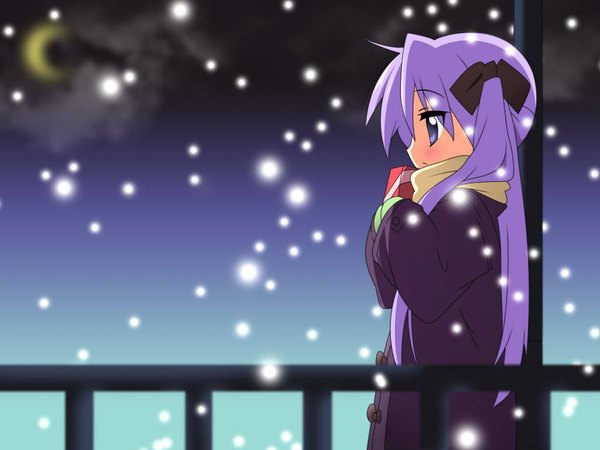 Anime picture 1024x768 with lucky star kyoto animation hiiragi kagami single long hair purple eyes purple hair night wallpaper snowing winter girl scarf coat