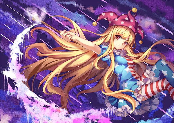 Anime-Bild 900x636 mit touhou clownpiece mirror (xilu4) single long hair looking at viewer fringe blonde hair red eyes outstretched arm smoke striped polka dot star print different thighhighs girl thighhighs hat star (symbol)