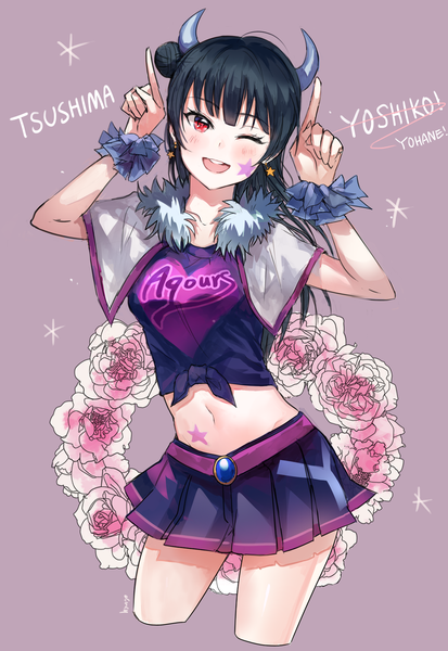 イラスト 1984x2880 と ラブライブ!サンシャイン!! サンライズ love live! 津島善子 hyugo ソロ 長髪 長身像 カメラ目線 highres 開いた口 黒髪 simple background 赤い目 pleated skirt one eye closed 角 ウィンク へそ出し hair bun (hair buns)