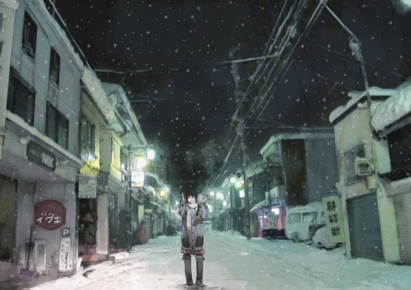 イラスト 1323x935 と オリジナル humi (artist) ソロ 短い髪 黒髪 空 night city 漢字 snowing winter 雪 cityscape street 襟巻き コート 地上車 車 道 sign