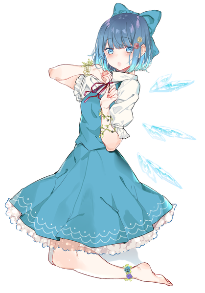 Аниме картинка 1000x1431 с touhou cirno kayahara (kayaka) один (одна) высокое изображение смотрит на зрителя румянец чёлка короткие волосы голубые глаза простой фон белый фон синие волосы всё тело прямая чёлка босиком цветок в волосах голые ноги короткие рукава платье с оборками