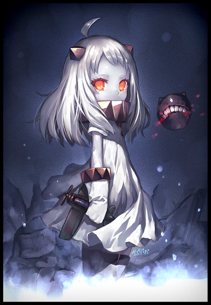 Аниме картинка 1037x1500 с флотская коллекция northern ocean hime azure (capriccio) один (одна) длинные волосы высокое изображение смотрит на зрителя красные глаза держать подписанный ахоге белые волосы рог (рога) лоли обрамлённый белая кожа shinkaisei-kan девушка платье перчатки