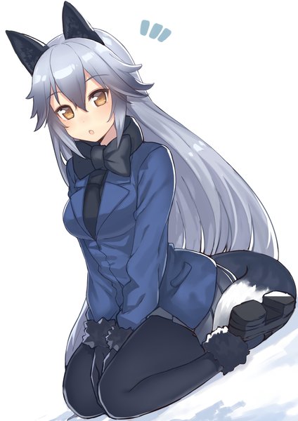 イラスト 1307x1850 と けものフレンズ silver fox (kemono friends) ハジメカナメ ソロ 長髪 長身像 前髪 simple background hair between eyes 白背景 座る 茶目 獣耳 銀髪 全身 尻尾 animal tail fur trim 狐耳 狐尻尾