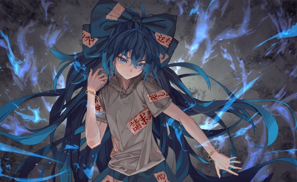 Anime picture 1450x888 with touhou yorigami shion maachi (fsam4547) single fringe blue eyes hair between eyes wide image blue hair looking away upper body very long hair arm up short sleeves aura girl bow hair bow bracelet
