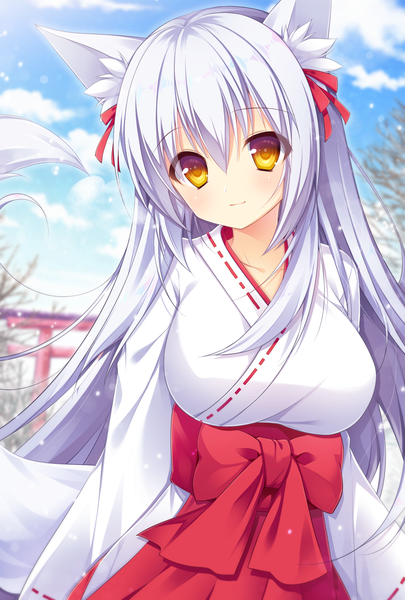 Anime-Bild 1034x1530 mit original nagisa rio single long hair tall image looking at viewer fringe hair between eyes animal ears yellow eyes sky silver hair cloud (clouds) upper body tail traditional clothes japanese clothes animal tail light smile blurry