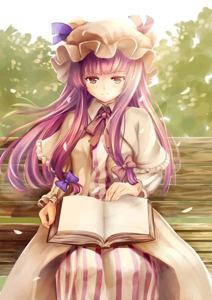 Anime-Bild 595x841 mit touhou patchouli knowledge ookashippo single long hair tall image blush fringe smile sitting purple eyes purple hair wind looking down striped reading girl bow plant (plants) hair bow