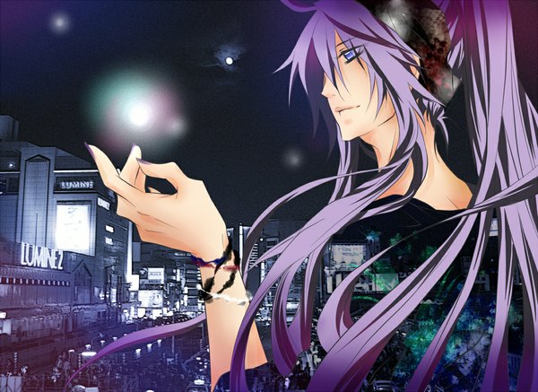 Anime picture 1096x800 with vocaloid kamui gakupo tyouya single long hair purple eyes purple hair ponytail from behind night city cityscape boy bracelet building (buildings) moon full moon