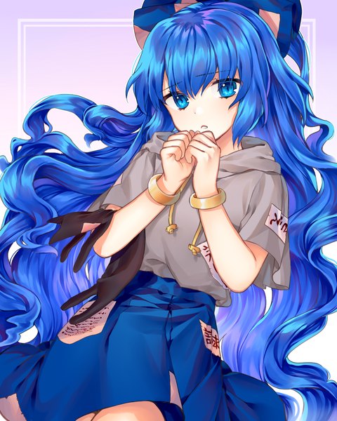 Аниме картинка 1024x1280 с touhou yorigami shion cheunes один (одна) высокое изображение смотрит на зрителя чёлка голубые глаза волосы между глазами синие волосы очень длинные волосы волнистые волосы девушка юбка бант бант для волос браслет капюшон толстовка с капюшоном голубая юбка