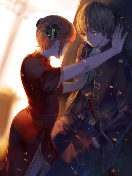 Anime picture 1554x2073 with gintama sunrise (studio) kagura (gintama) okita sougo ara (pixiv4195126) tall image fringe short hair blonde hair smile hair between eyes red eyes standing payot looking away bent knee (knees) traditional clothes head tilt from behind sunlight