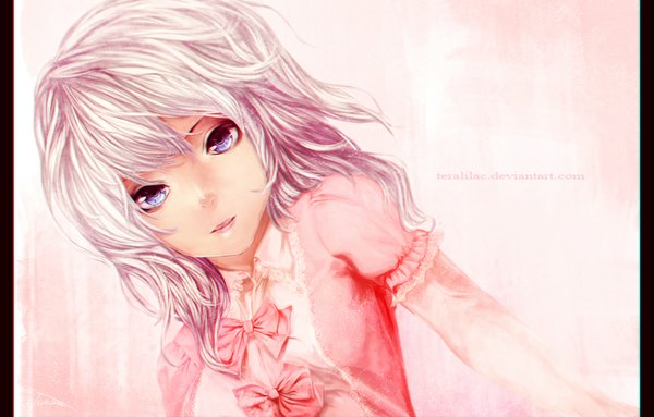 Anime picture 900x575 with teralilac single long hair fringe blue eyes silver hair light smile close-up girl bow