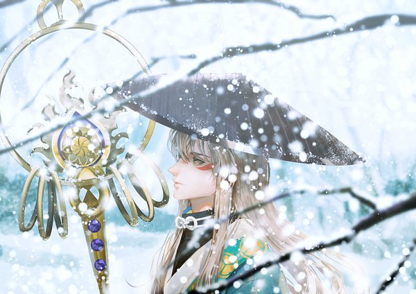 Anime picture 1024x724 with onmyoji qing fangzhu (onmyoji) say hana single long hair blonde hair brown eyes looking away upper body outdoors profile snowing winter snow face paint boy hat staff branch