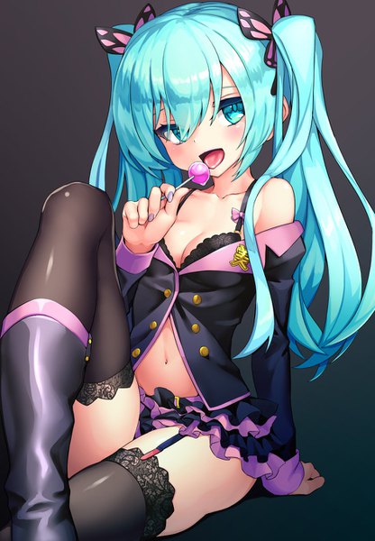 イラスト 940x1355 と project diva ボーカロイド 初音ミク ninopal ソロ 長髪 長身像 カメラ目線 赤面 前髪 開いた口 light erotic simple background hair between eyes 座る ツインテール payot bent knee (knees) nail polish aqua eyes