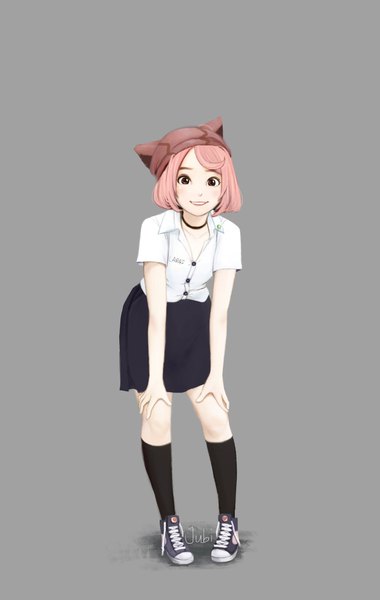 Anime-Bild 1299x2048 mit original laras (jubi) jubi (regiana) single tall image looking at viewer short hair simple background smile standing brown eyes signed pink hair full body grey background arm support character names open collar girl skirt