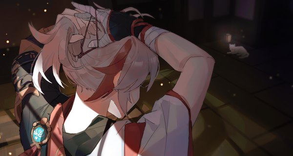 Anime picture 1680x898 with genshin impact kaedehara kazuha 24fufu single short hair wide image silver hair ponytail indoors multicolored hair from above from behind shadow streaked hair adjusting hair tying hair boy animal cat hair tie