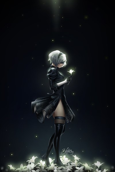 Anime picture 600x900 with nier nier:automata yorha no. 2 type b zolaida (artist) single tall image short hair simple background standing holding signed silver hair full body long sleeves wind realistic sparkle black background light side slit