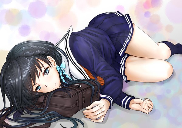 Anime-Bild 1273x900 mit original konekoneko (indonesia) single long hair blue eyes black hair looking away lying braid (braids) light smile side braid girl skirt uniform bow hair bow miniskirt socks serafuku black socks