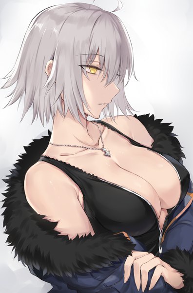 イラスト 1100x1666 と Fateシリーズ fate/grand order jeanne d'arc (fate) (all) ジャンヌ・オルタ 狂気 ソロ 長身像 前髪 短い髪 おっぱい light erotic simple background hair between eyes 大きな乳房 黄色眼 looking away 銀髪 upper body アホ毛 プロフィール