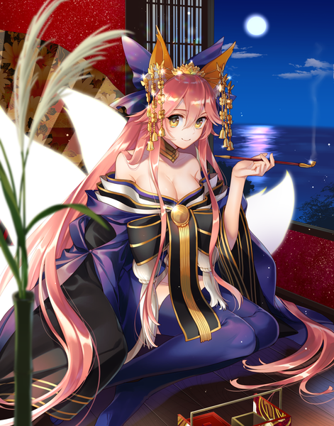 イラスト 943x1200 と Fateシリーズ fate/grand order fate/extra tamamo (fate) (all) キャス狐 縞 ソロ 長身像 カメラ目線 前髪 おっぱい hair between eyes 座る 獣耳 黄色眼 ピンク髪 cleavage indoors 尻尾 very long hair