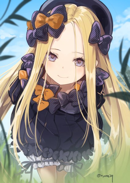 Anime-Bild 724x1023 mit fate (series) fate/grand order abigail williams (fate) tyone single long hair tall image looking at viewer blue eyes blonde hair smile sky outdoors leaning leaning forward girl bow plant (plants) hair bow grass