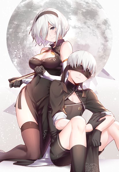 Anime-Bild 701x1018 mit nier nier:automata yorha no. 2 type b yorha no. 9 type s aki663 tall image looking at viewer blush fringe short hair breasts light erotic simple background hair between eyes large breasts white background sitting bare shoulders holding cleavage