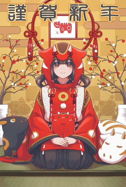 Аниме картинка 1500x2219 с оригинальное изображение thiru3dan высокое изображение смотрит на зрителя улыбка красные глаза каштановые волосы сидит традиционная одежда японская одежда рог (рога) новый год кольцеобразная причёска сэйдза nengajou эгасуми девушка кимоно капюшон хакама