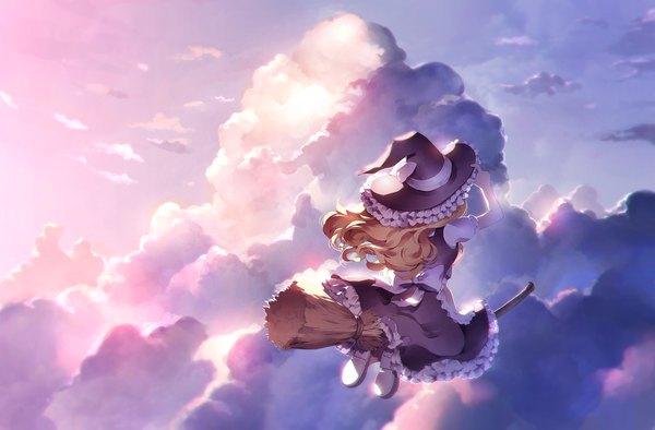 Аниме картинка 1750x1150 с touhou кирисамэ мариса sunakumo один (одна) длинные волосы высокое разрешение светлые волосы небо облако (облака) на улице сзади короткие рукава рукава-фонарики полёт верхом на метле девушка юбка бант шляпа обувь
