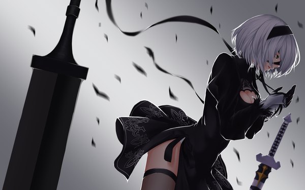 Аниме картинка 1600x1000 с nier nier:automata yorha no. 2 type b scal2let один (одна) смотрит на зрителя короткие волосы белые волосы чёрные глаза серый фон девушка чулки платье перчатки оружие чулки (чёрные) меч повязка на волосы чёрное платье