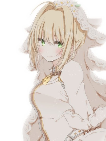 イラスト 600x800 と Fateシリーズ fate/extra fate/extra ccc nero claudius (fate) (all) ネロ・クラウディウス(fate) セイバー・ブライド ひろ (pixiv2449916) ソロ 長身像 カメラ目線 赤面 前髪 短い髪 simple background 金髪 笑顔 hair between eyes 白背景 緑の目 upper body