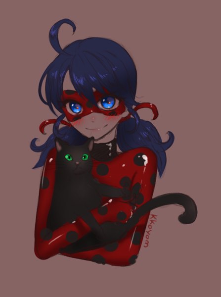 イラスト 596x800 と miraculous ladybug marinette cheng ladybug (character) あんこう ソロ 長髪 長身像 カメラ目線 赤面 前髪 青い目 simple background ツインテール holding signed 青い髪 アホ毛 head tilt twitter username おさげ