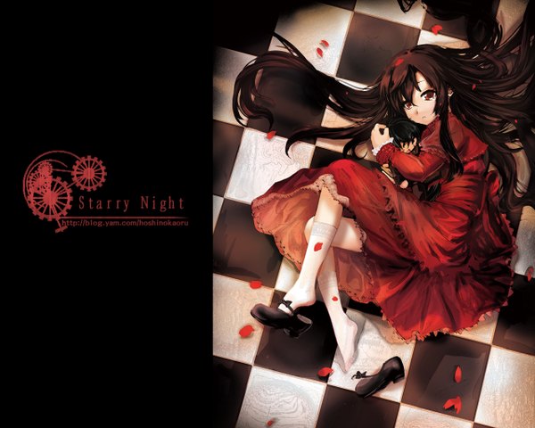 Anime picture 1280x1024 with kure-nai kuhouin murasaki hoshinokaoru single long hair looking at viewer fringe hair between eyes brown hair brown eyes payot full body bent knee (knees) lying from above inscription checkered floor lolita fashion floor goth-loli