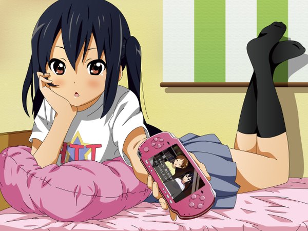 Anime picture 1280x960 with k-on! kyoto animation nakano azusa black hair brown eyes loli no shoes girl pillow bed