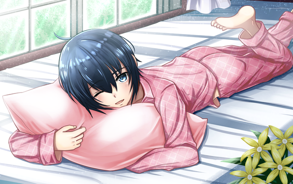 Anime picture 1100x694 with kino no tabi kino (kino no tabi) tsukigumo (tukamu) single looking at viewer blush fringe short hair open mouth blue eyes black hair smile hair between eyes ahoge indoors lying head tilt one eye closed barefoot sunlight