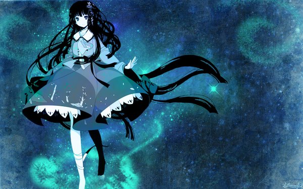 Anime picture 1680x1050 with touhou houraisan kaguya 21emmz12 (artist) single blue eyes black hair wide image very long hair blue background girl dress hair ornament bandage (bandages)