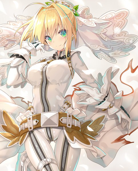 イラスト 1000x1240 と Fateシリーズ fate/extra fate/extra ccc nero claudius (fate) ネロ・クラウディウス(fate) セイバー・ブライド 夜ノみつき ソロ 長身像 カメラ目線 赤面 前髪 短い髪 おっぱい simple background 金髪 笑顔 hair between eyes 緑の目 アホ毛